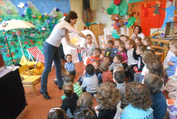 Groupe d'enfants participant à l'atelier 'La vie des abeilles'