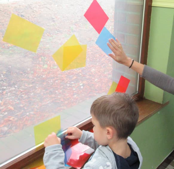 Atelier pédagogique 'Les couleurs et leurs mélanges' pour enfants de 2 à 7 ans