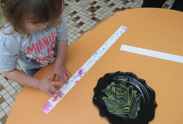 Enfant participant à l'atelier 'Mélanges et couleurs'