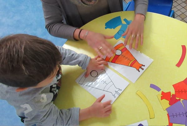 Enfant reconstituant un puzzle à l'atelier 'Mélanges et couleurs'