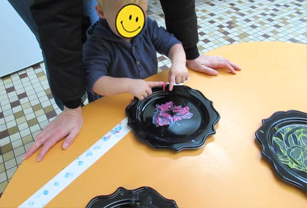 Enfant découvrant les mélanges à l'atelier 'Mélanges et couleurs'