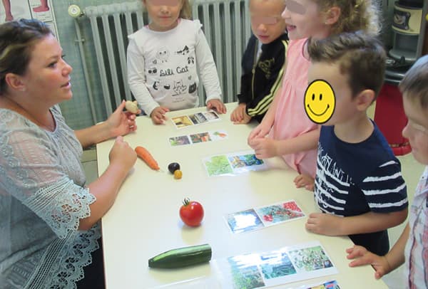 Enfants apprenant à reconnaître les familles de légumes