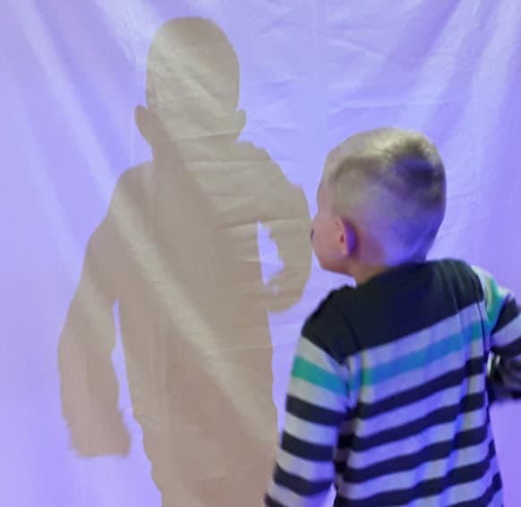 Atelier pédagogique 'L'ombre et la lumière' pour enfants de 3 à 8 ans