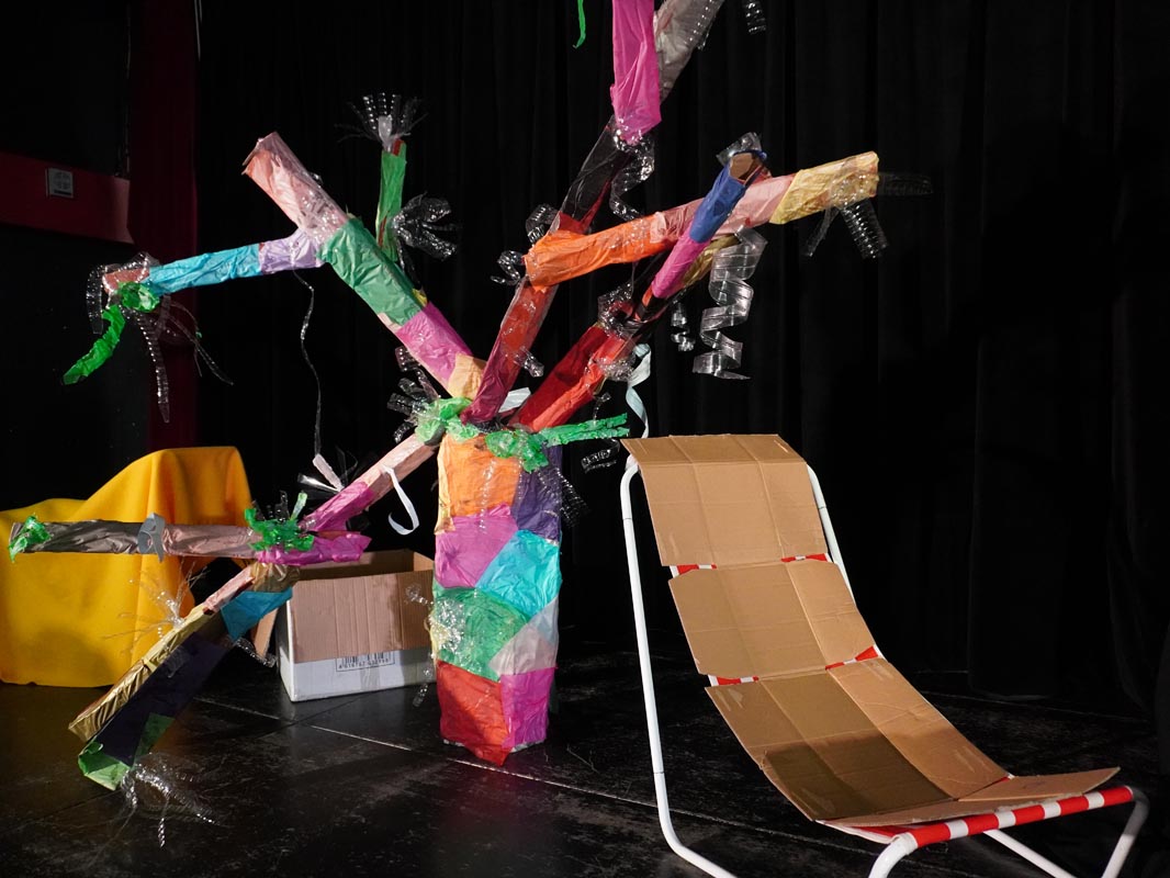 Décor de spectacle avec des objets recyclés