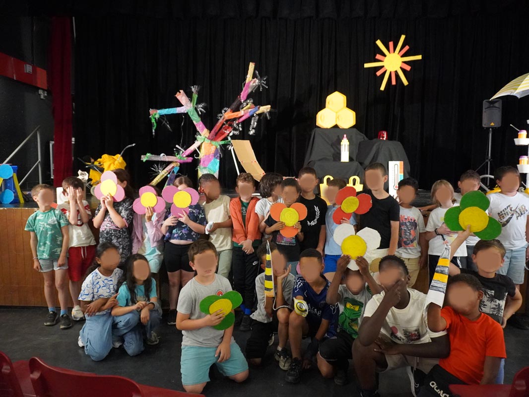 Les élèves de la classe après le spectacle - fin du projet de recyclage des déchets
