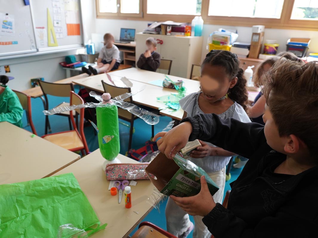 Élèves de la classe de CE2 créant des éléments de décor du spectacle sur l'écologie