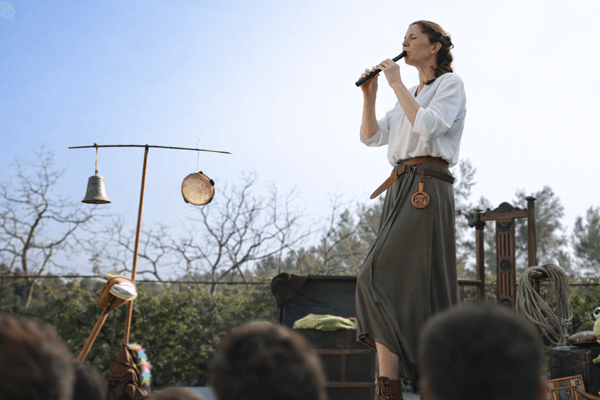 Public enfant pendant un spectacle médiéval participatif