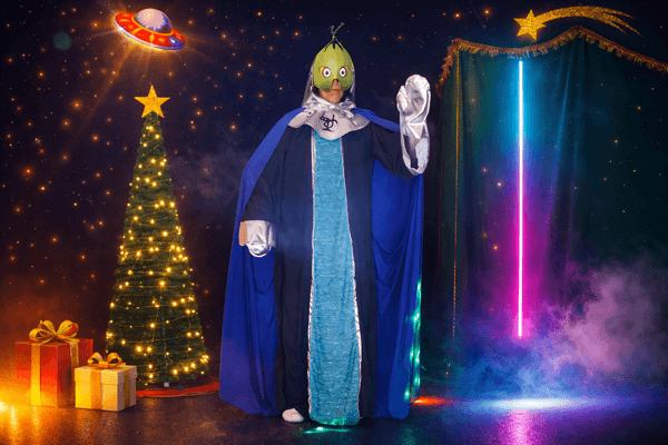 Un enfant monte sur scène et se déguise en Père Noël