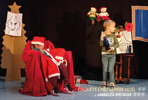 Enfants résolvant une enquête de Noël