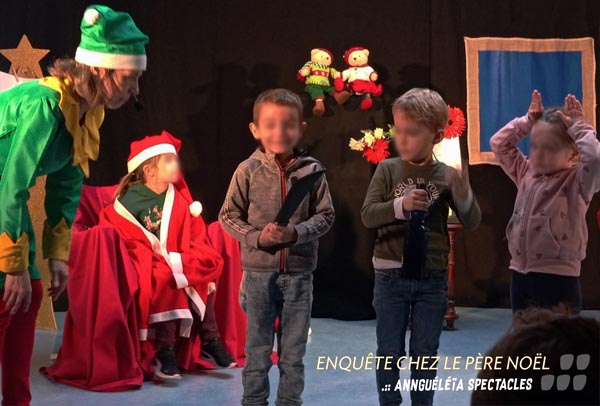 Les enfants saluent le public sur scène