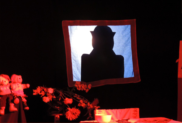 L'ogre est interrogé par le lutin chez le Père Noël - Théâtre d'ombres