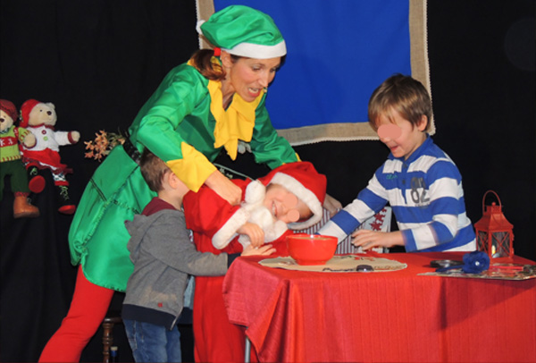 Trifouille prend le rôle du loup, un enfant fait le Père Noël edormi et l'autre enfant mime la sorcière