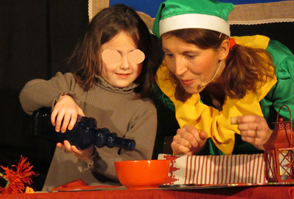 Un enfant du public verse du poison dans le bol du Père Noël
