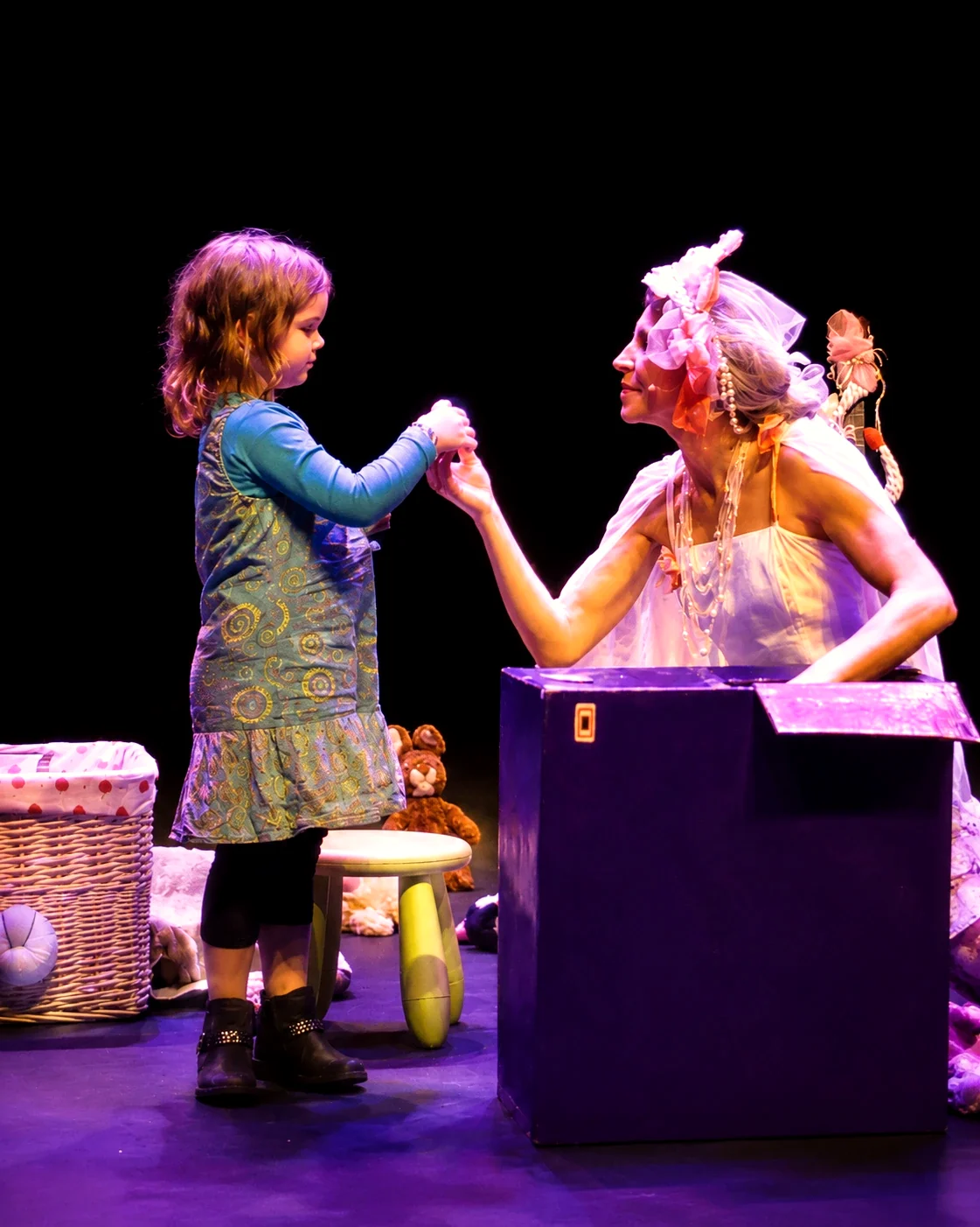 La Fée des Doudous – interaction douce avec un enfant pendant le spectacle