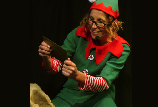 Gribouille lit la lettre du Père Noël sur scène