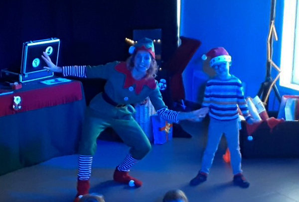 Un enfant danse sur scène dans le spectacle de Gribouille et la lettre du Père Noël