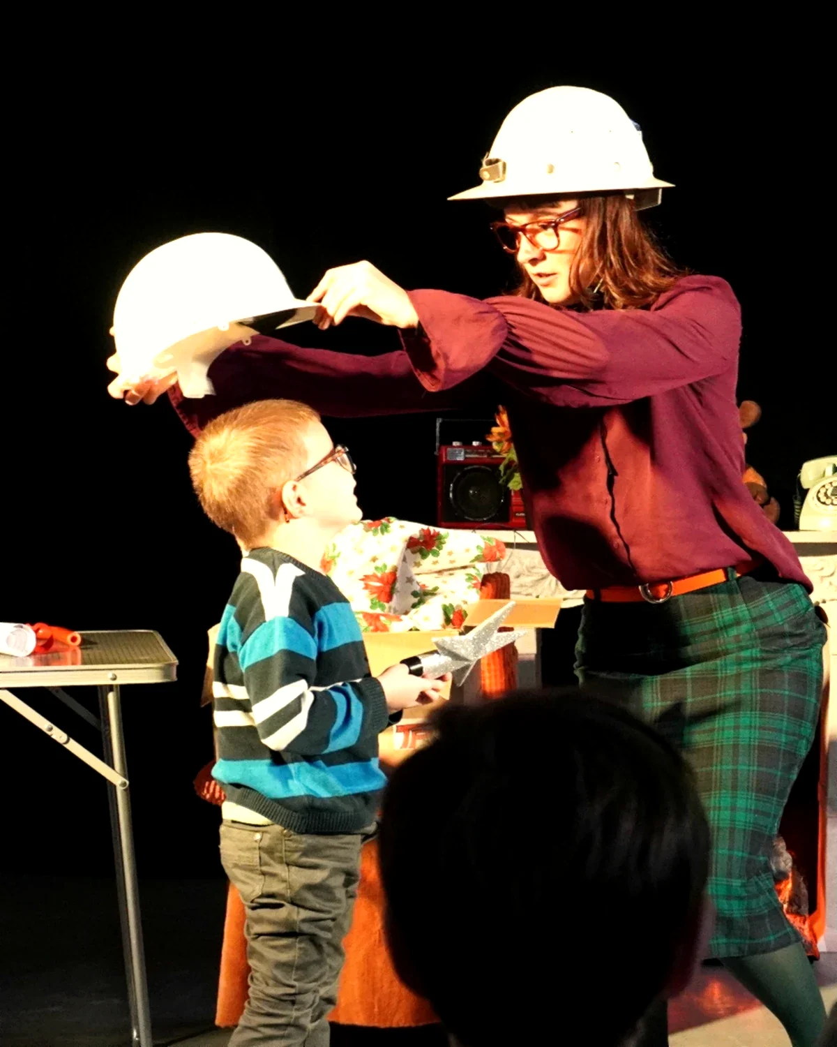 Un Noël en chantier – interaction avec un enfant pendant le spectacle