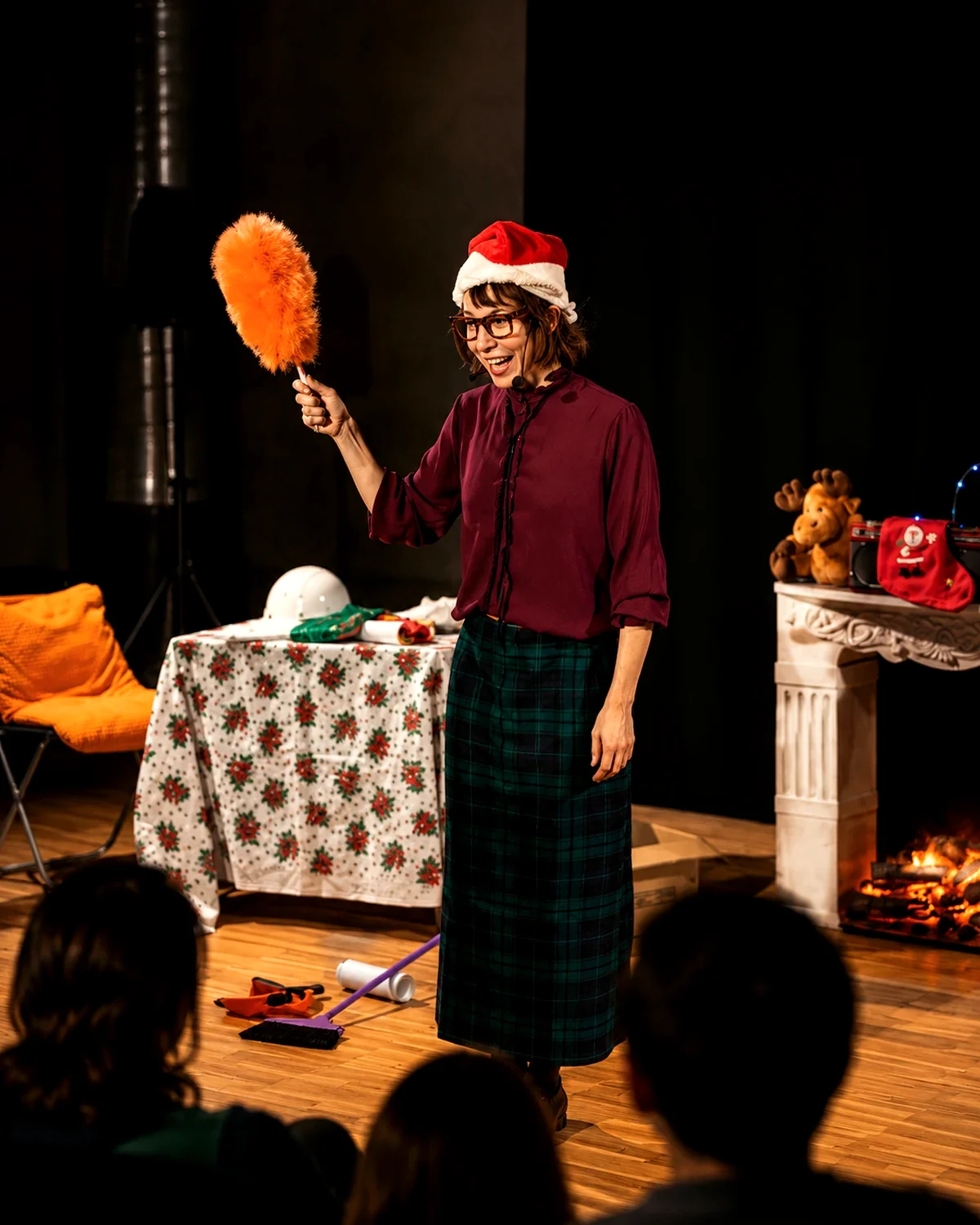 Un Noël en chantier – scène drôle avec plumeau dans le spectacle pour enfants