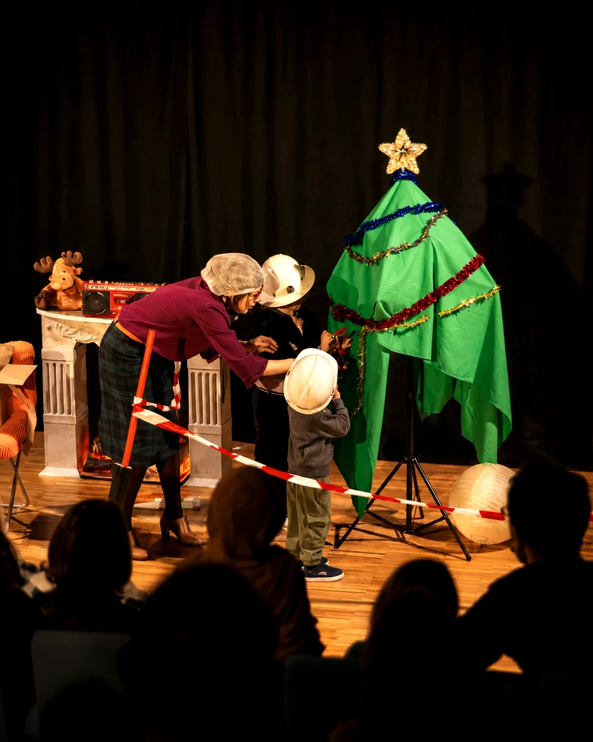 Un Noël en chantier – scène de chantier de Noël avec sapin