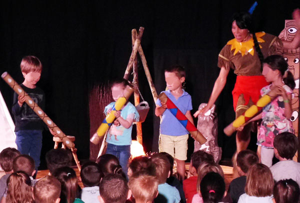 Les enfants mélangent les couleurs primaires