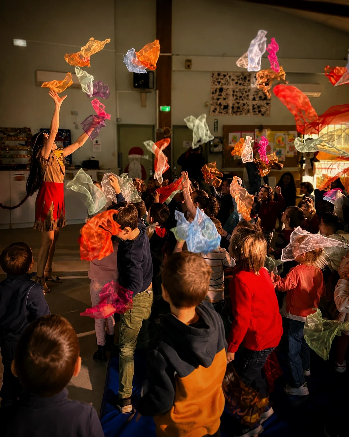 Palita et le secret des couleurs – participation des enfants avec les foulards colorés