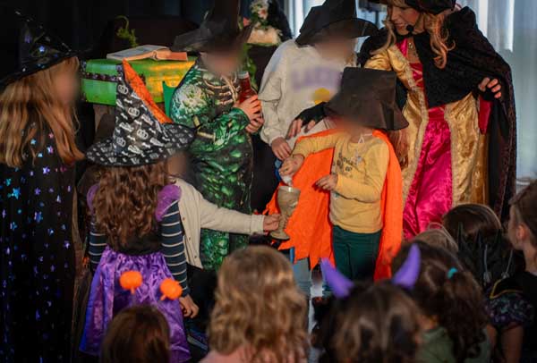 Les enfants montent sur scène pour faire une potion magique